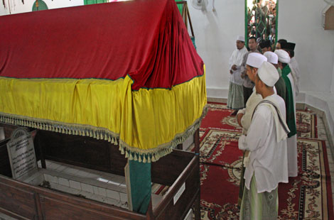 Tujuh Makam Habib Dibongkar Paksa – Tauhidfirst!